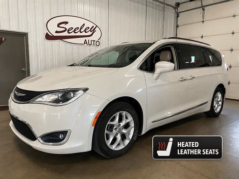 Used 2017 Chrysler Pacifica Touring-L w/ Tire & Wheel Group FWD image 1
