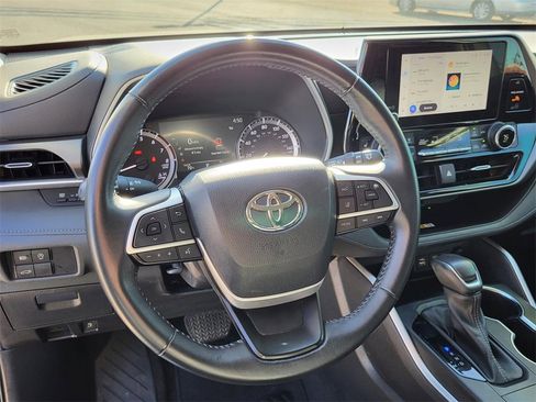 Used 2023 Toyota Highlander XLE image 22