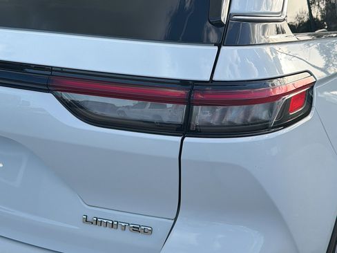 Used 2022 Jeep Grand Cherokee Limited w/ Luxury Tech Group II image 10