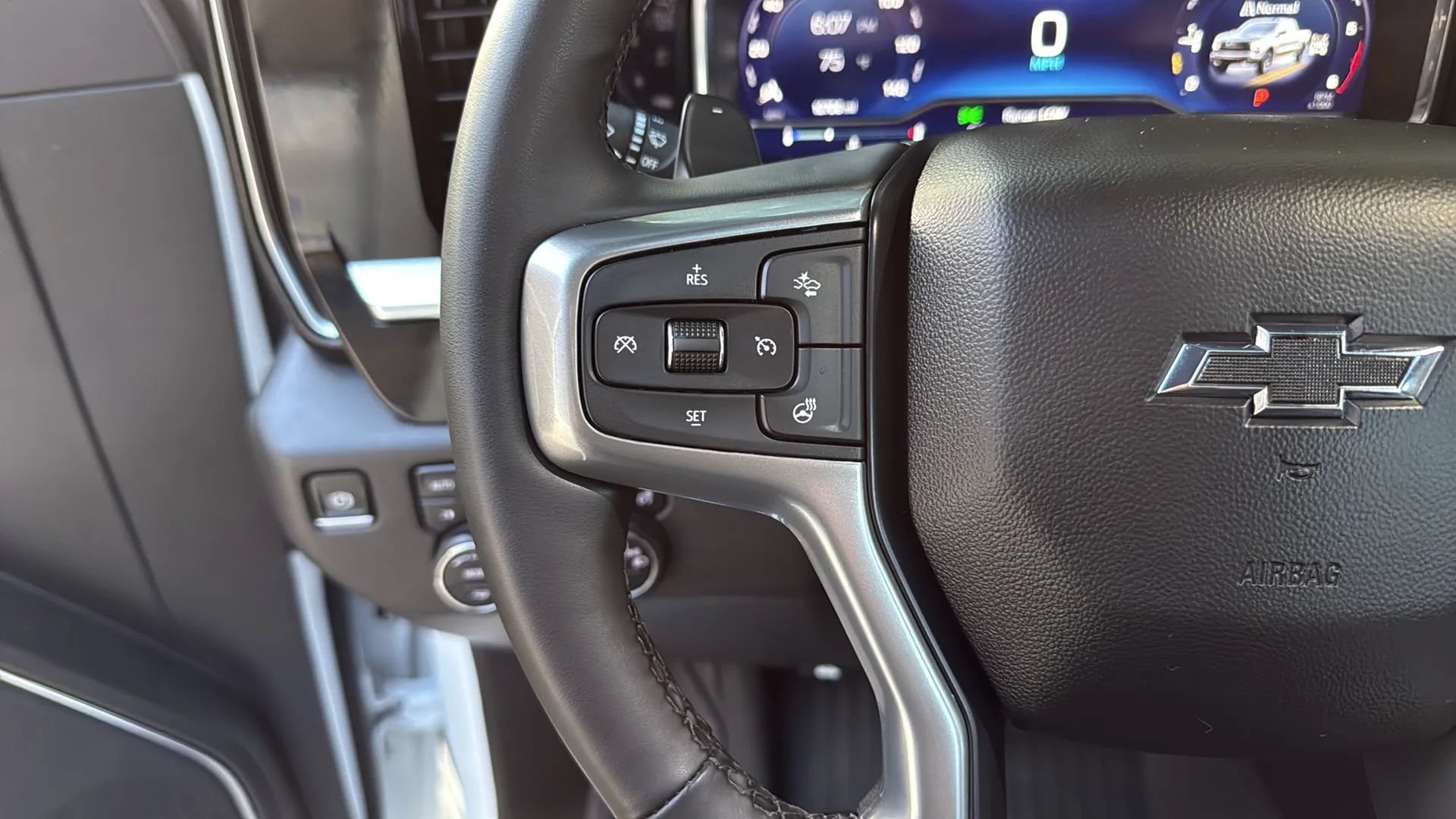 Used 2025 Chevrolet Silverado 1500 LT Trail Boss w/ Dark Appearance Package AWD/4WD image 33