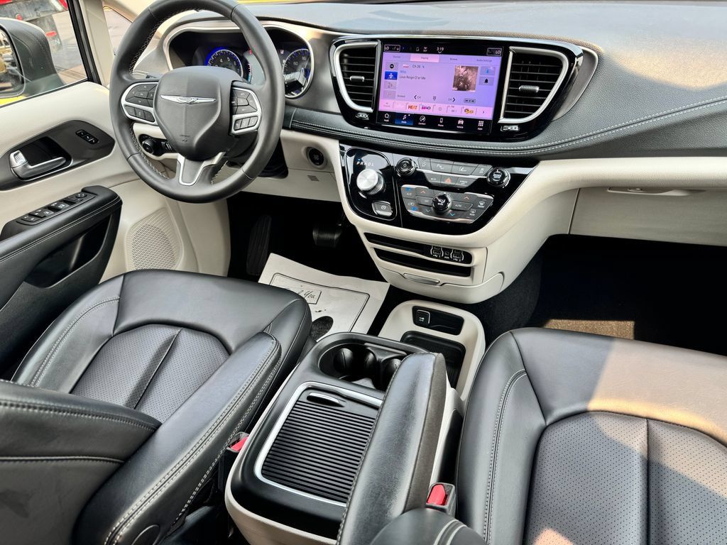 Used 2023 Chrysler Pacifica Touring-L AWD/4WD image 12