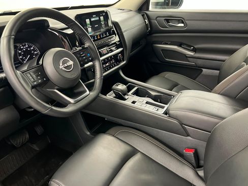 Used 2025 Nissan Pathfinder SL FWD image 17