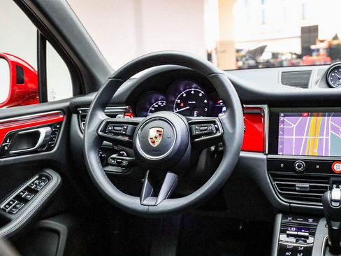 Certified 2025 Porsche Macan image 19