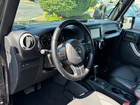 Used 2017 Jeep Wrangler Unlimited Rubicon w/ Connectivity Group AWD/4WD image 22