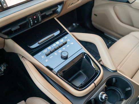 Certified 2025 Porsche Cayenne AWD/4WD image 17