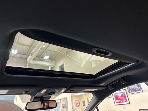 Used 2025 Toyota Sienna Limited image 12