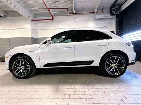 Used 2025 Porsche Macan image 2