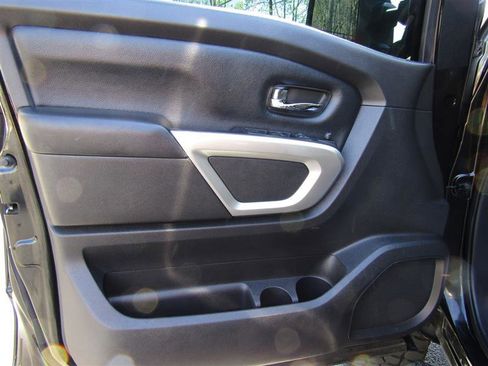 Used 2017 Nissan Titan SV image 9