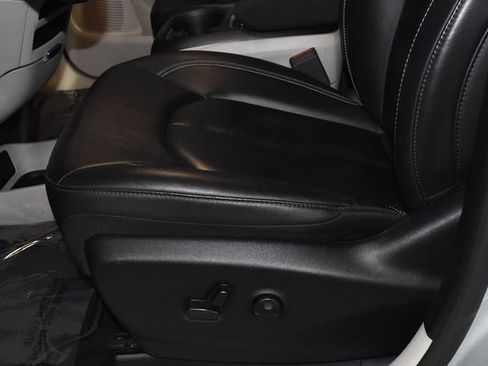 Certified 2024 Chrysler Pacifica Touring-L image 13