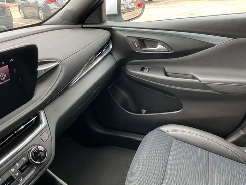 Used 2025 Buick Envista Preferred image 39