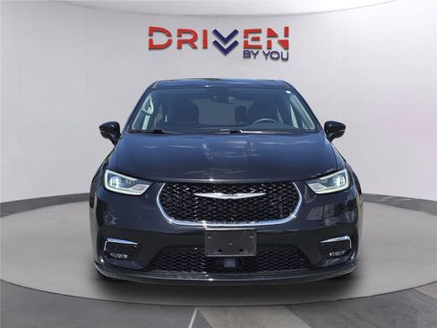 Used 2024 Chrysler Pacifica Limited FWD image 9
