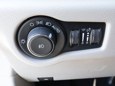 Used 2023 Chrysler Pacifica Touring-L FWD image 17