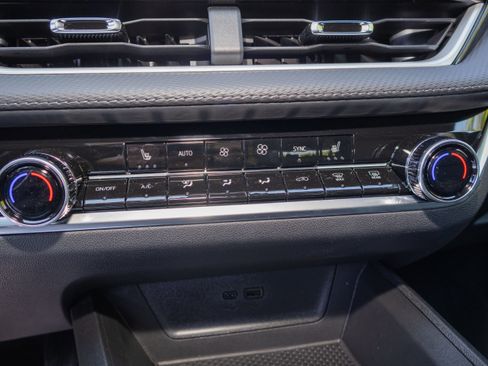 New 2026 Chevrolet Equinox LT w/ Convenience Package II FWD image 17