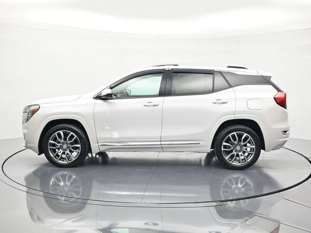 Used 2024 GMC Terrain Denali w/ Denali Premium Package AWD/4WD image 8