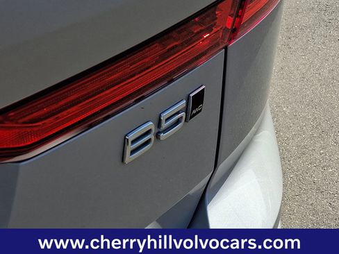 Certified 2025 Volvo XC60 B5 Plus image 31