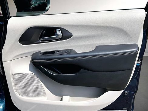 Used 2023 Chrysler Pacifica Touring-L FWD image 27
