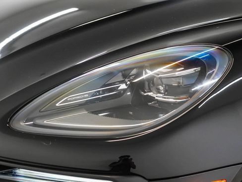 Certified 2026 Porsche Macan AWD/4WD image 9
