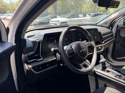 Used 2025 Kia Sportage LX image 32