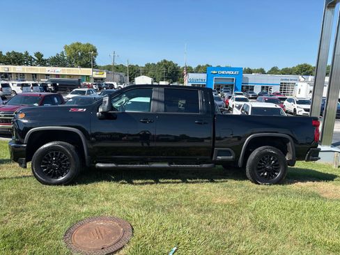 Used 2022 Chevrolet Silverado 2500 LT w/ Midnight Edition AWD/4WD image 2