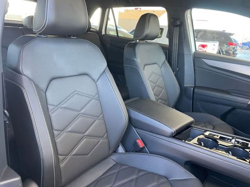 Used 2025 Volkswagen Atlas Cross Sport SE image 36