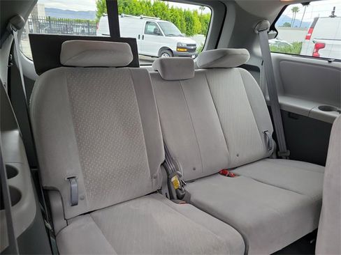 Used 2020 Toyota Sienna LE w/ Carpet Mat Package image 26