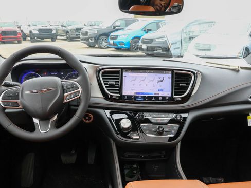 New 2026 Chrysler Pacifica Pinnacle w/ Trailer Tow Group FWD image 17