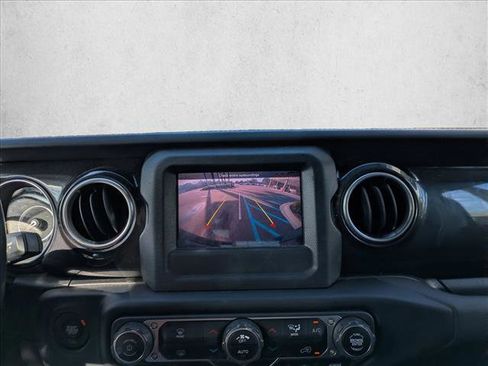 Used 2020 Jeep Wrangler Unlimited Sahara image 2