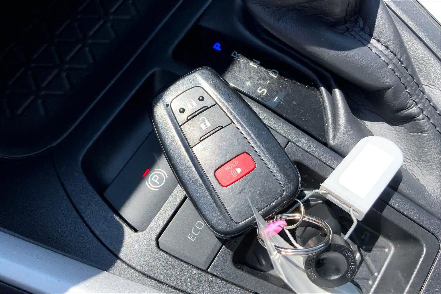 Used 2025 Toyota RAV4 XLE FWD image 15