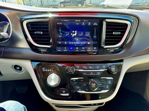Used 2018 Chrysler Pacifica Touring-L w/ Advanced Safetytec Group FWD image 9