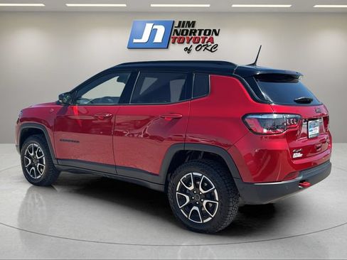 Used 2025 Jeep Compass Trailhawk AWD/4WD image 7