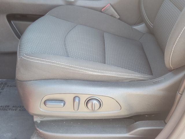 Used 2024 GMC Terrain SLE w/ Driver Convenience Package FWD image 24