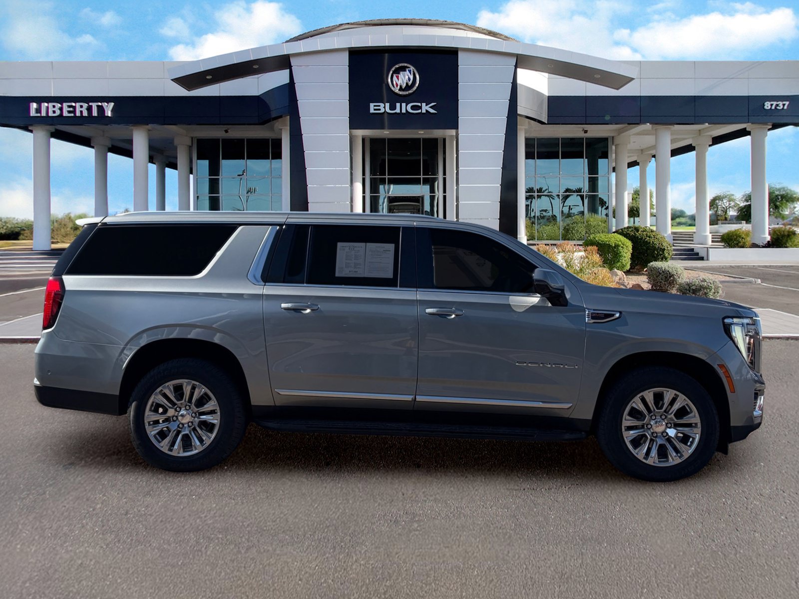 Used 2025 GMC Yukon XL Denali RWD image 2