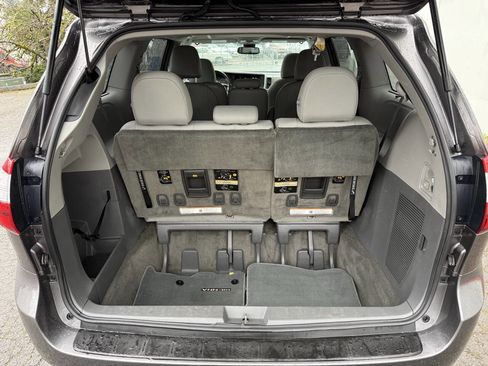 Used 2018 Toyota Sienna XLE Premium w/ Carpet Mat Package image 27