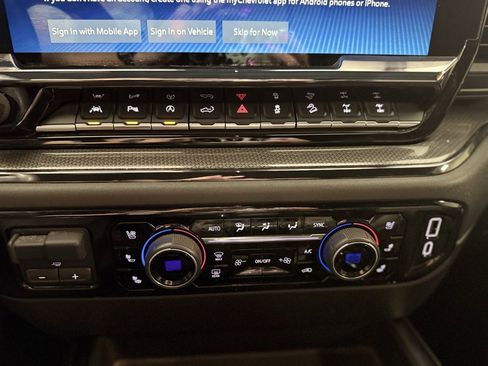 Used 2022 Chevrolet Silverado 1500 ZR2 w/ Technology Package image 23