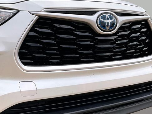 Used 2020 Toyota Highlander LE FWD image 29