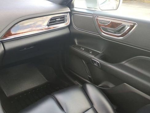 Used 2019 Lincoln Continental Premiere image 16