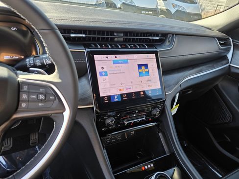 New 2025 Jeep Grand Cherokee Limited image 15