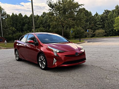 Used 2016 Toyota Prius Three Touring FWD image 3