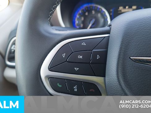 Used 2022 Chrysler Voyager LX image 29