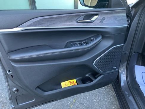 Used 2022 Jeep Grand Cherokee L Limited AWD/4WD image 17