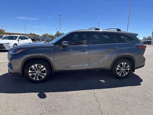Used 2023 Toyota Highlander XLE image 3
