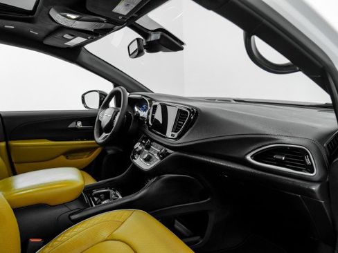 Used 2023 Chrysler Pacifica Pinnacle image 10