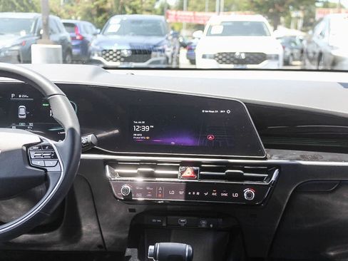 Used 2025 Kia Niro EX FWD image 17