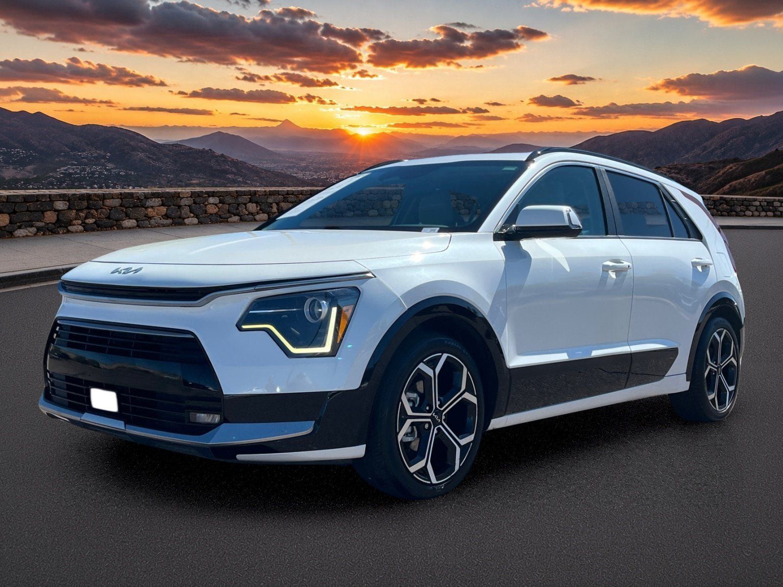 Used 2024 Kia Niro EX Touring FWD image 2