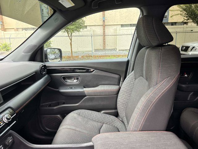 Used 2025 Honda Pilot Sport image 16