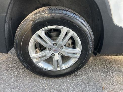 Used 2024 GMC Terrain SLE image 28