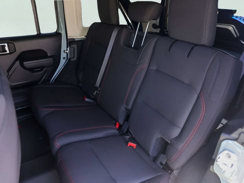 Used 2023 Jeep Wrangler Unlimited Rubicon w/ Cold Weather Group AWD/4WD image 23