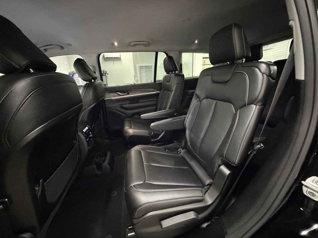 Used 2023 Jeep Grand Cherokee L Limited AWD/4WD image 12