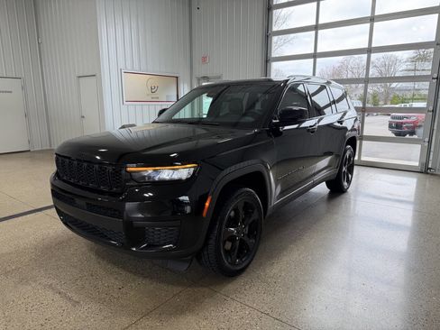 Used 2023 Jeep Grand Cherokee L Laredo image 2