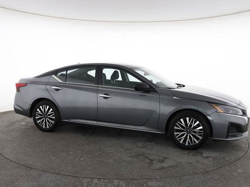 Used 2025 Nissan Altima 2.5 SV image 15